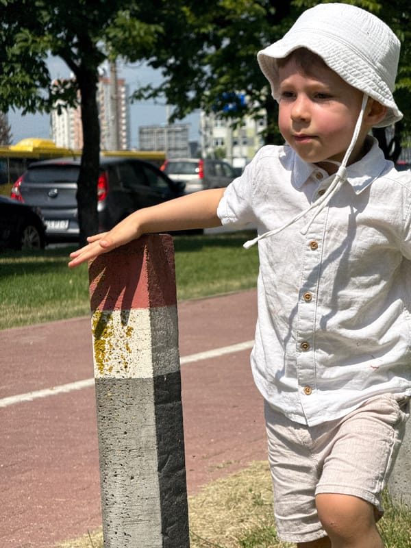 City streets, transit buses, and a curious kid in a bucket hat