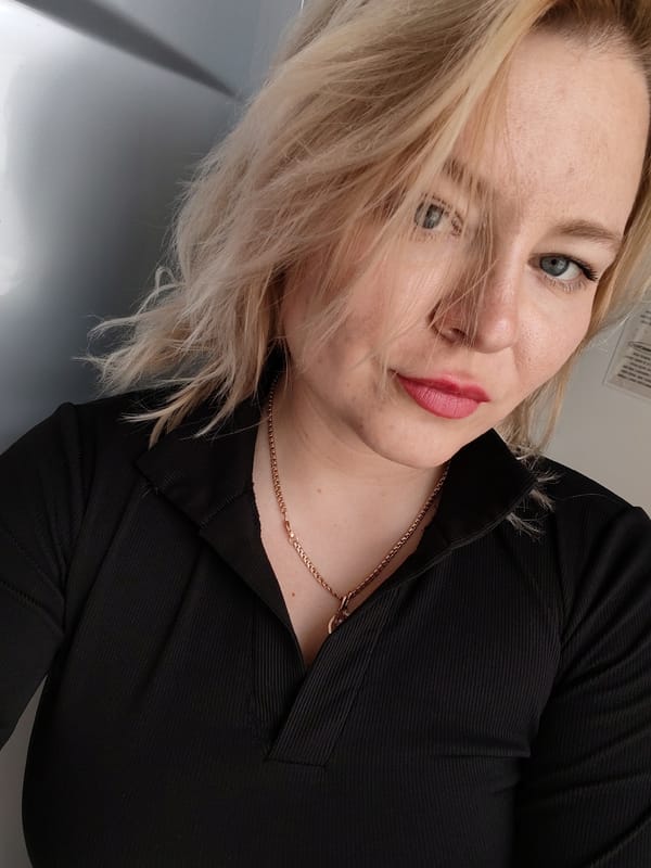 Blonde woman in black shirt observed in Izhevsk