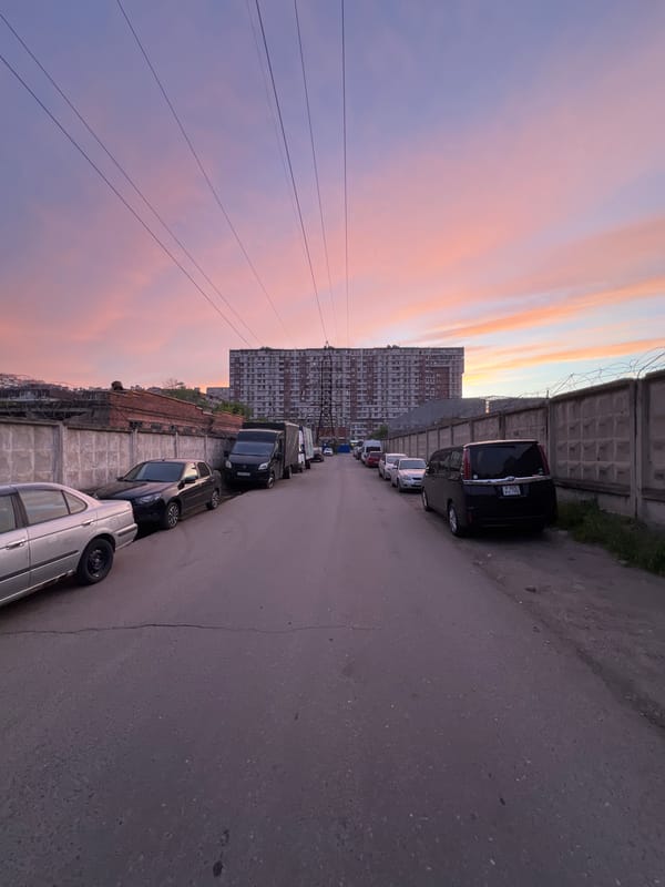 Ordinary urban scenes documented in Krasnodar residential district
