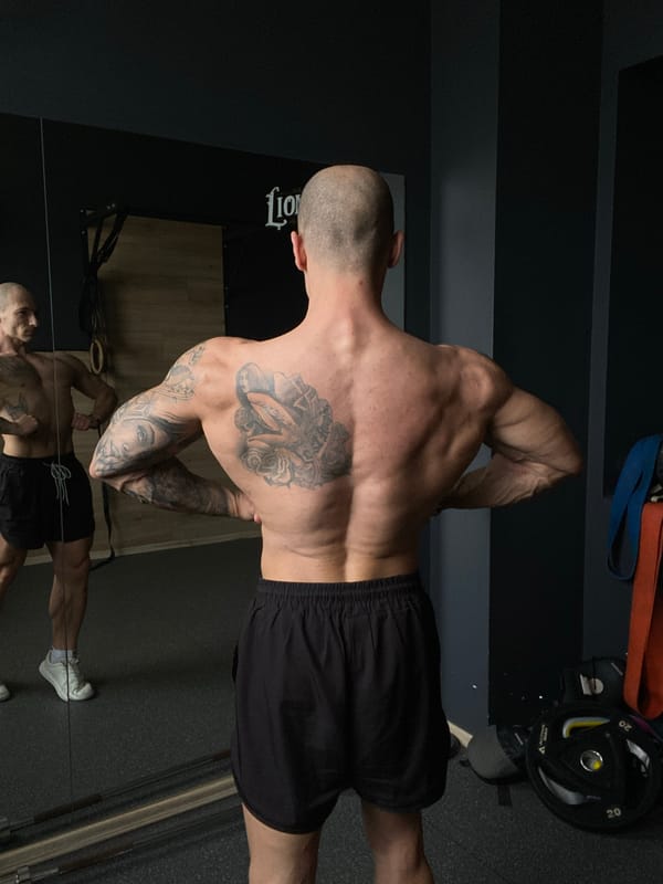 Tattooed man documents workout session at Pleven gym