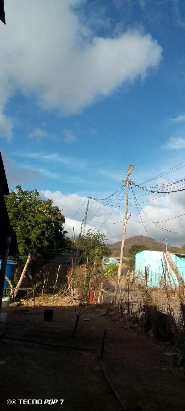 Witness documents daily life in rural Venezuelan neighborhood