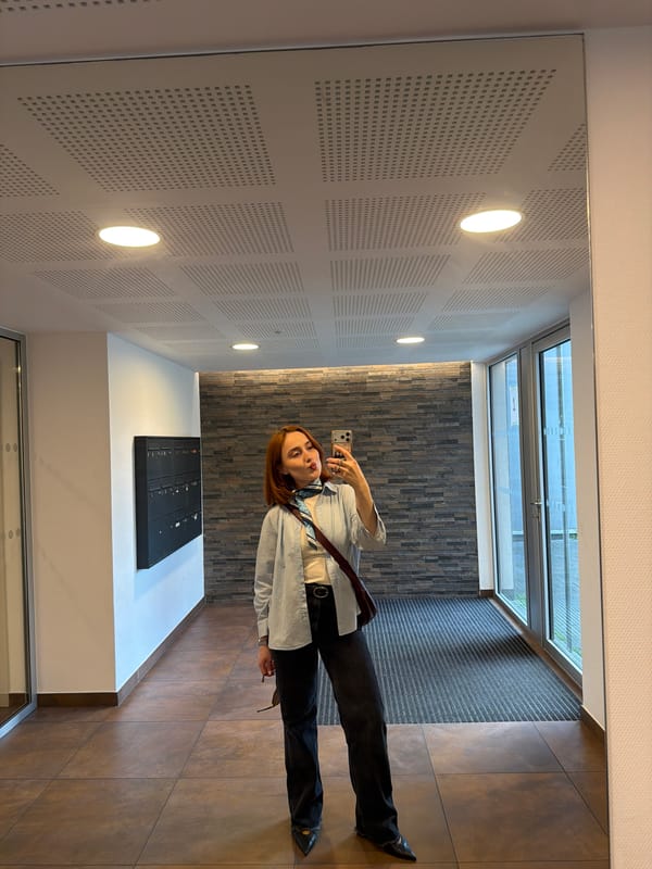 Woman takes elevator mirror selfies in Strasbourg building