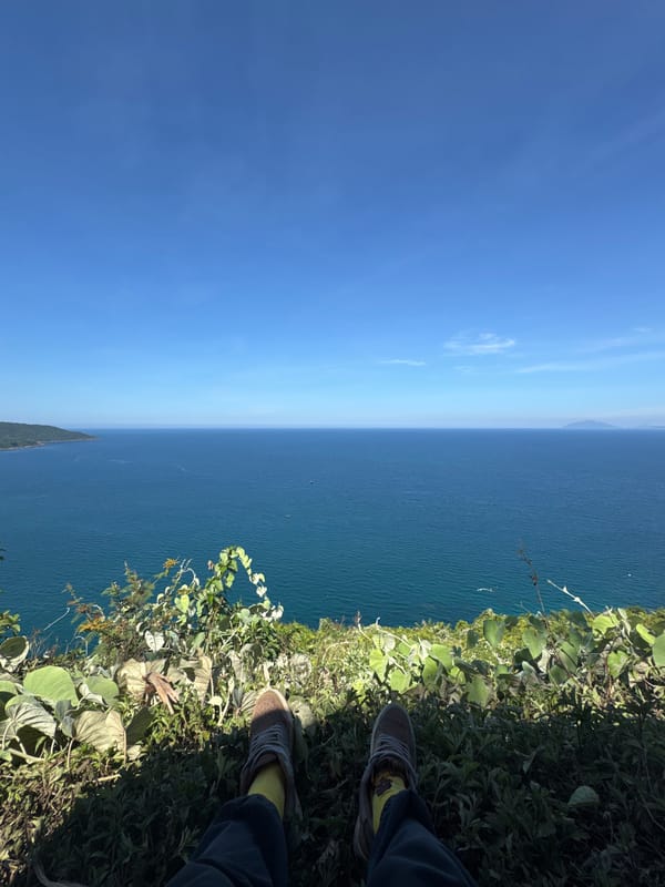 Tourist documents morning coastal tour of Đà Nẵng Peninsula