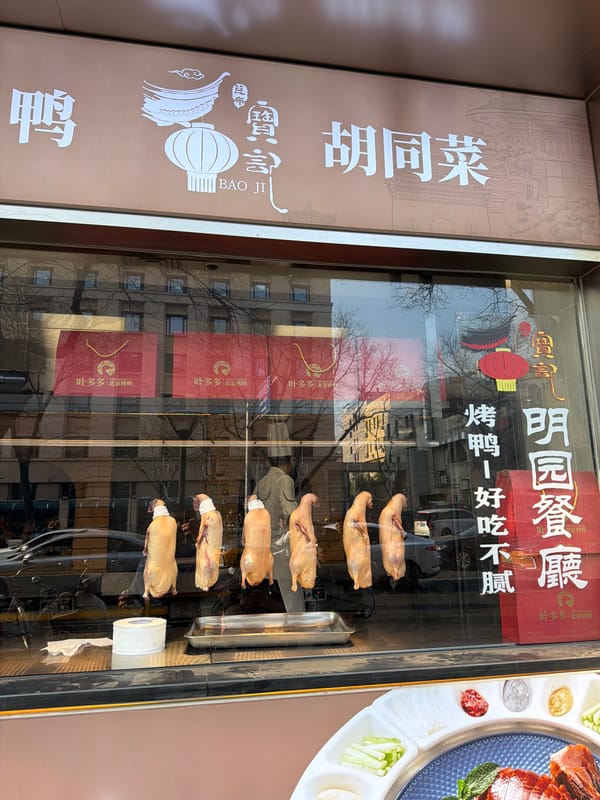 Morning street life and dining captured in Beijing's Dongcheng District