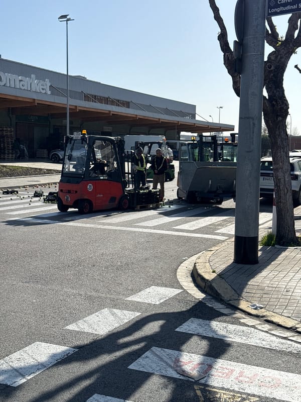 Forklift blocks Barcelona crosswalk during morning delivery operation