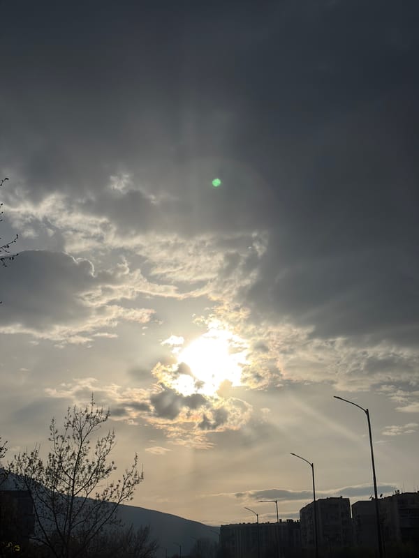 Bright green anomaly observed in Sofia sky
