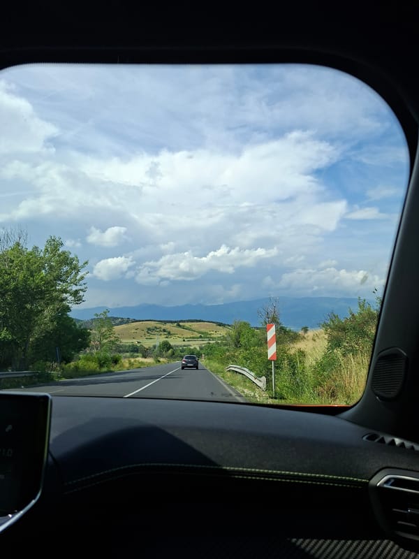 Traveler captures scenic road view in Mihiltsi, Bulgaria