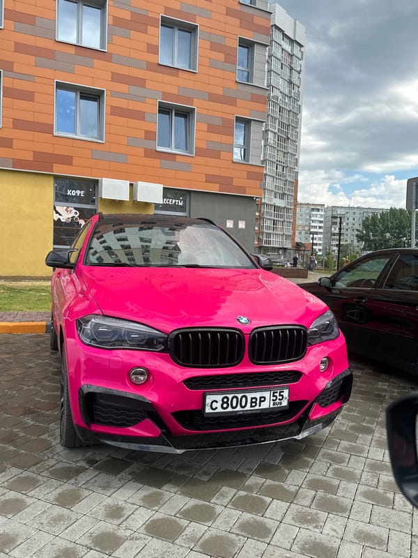 Pink BMW driver documents morning scenes around Omsk, Russia