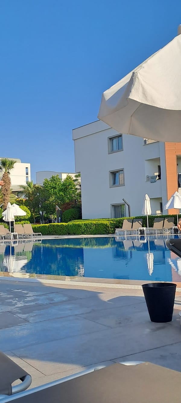 Resort guest captured at poolside in Kuşadası, Turkey