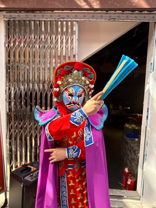 Chinese opera performer entertains tourists in Shapingba District