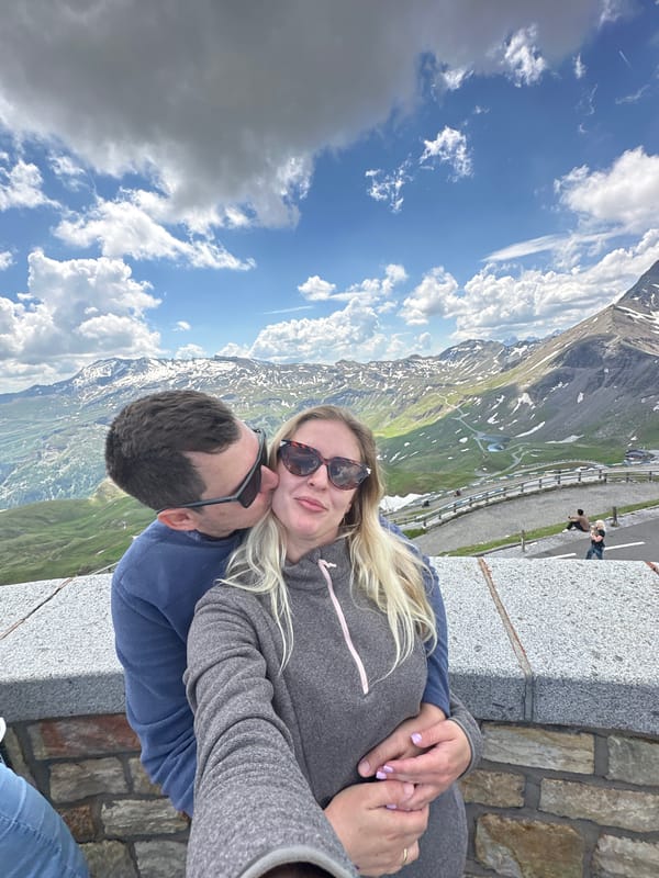 Summer stop at a busy Großglockner alpine viewpoint