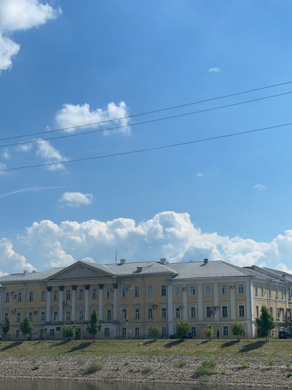 Walking tour of historic Vologda captures churches, river, buildings