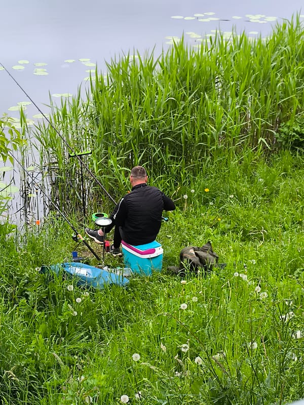 Spring morning leisure activities documented across Klaipėda park waters
