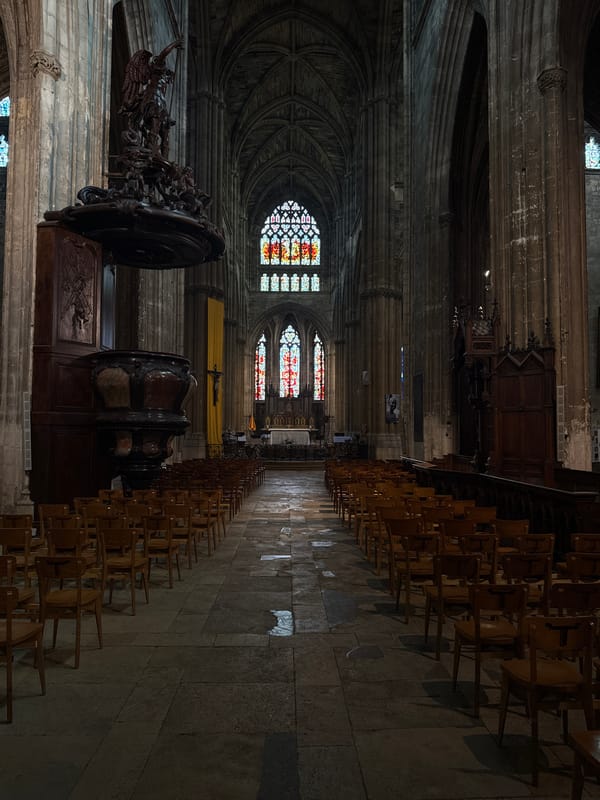Tourist documents 19-minute walking tour through historic Bordeaux landmarks