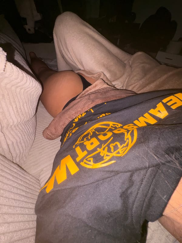 Person rests on couch with reptile in Mönchengladbach