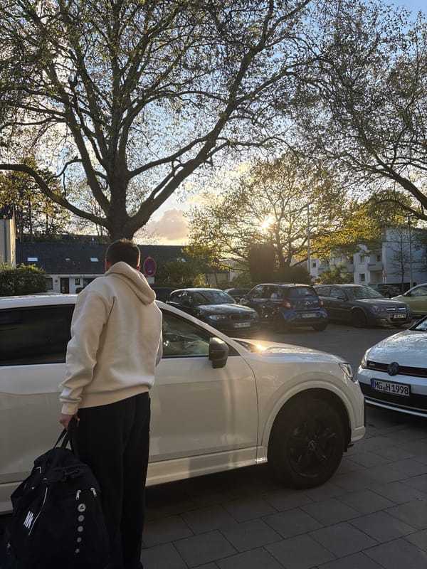 Person observed beside white car in Mönchengladbach street