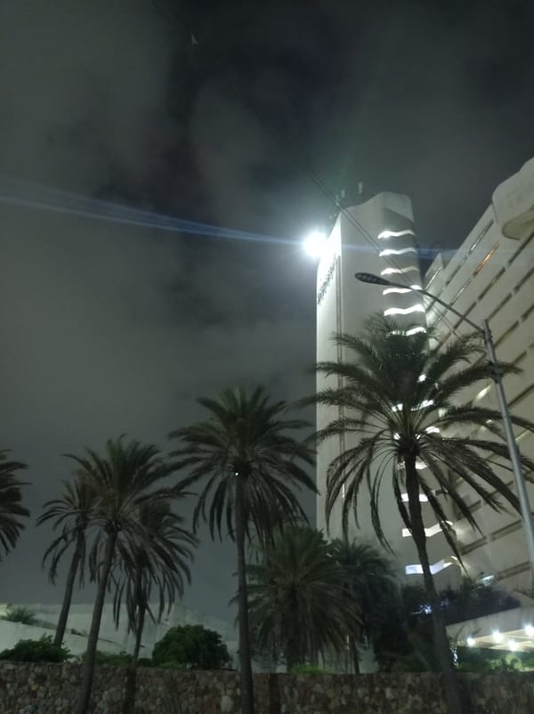 Nighttime sky phenomena photographed in Porlamar, Venezuela