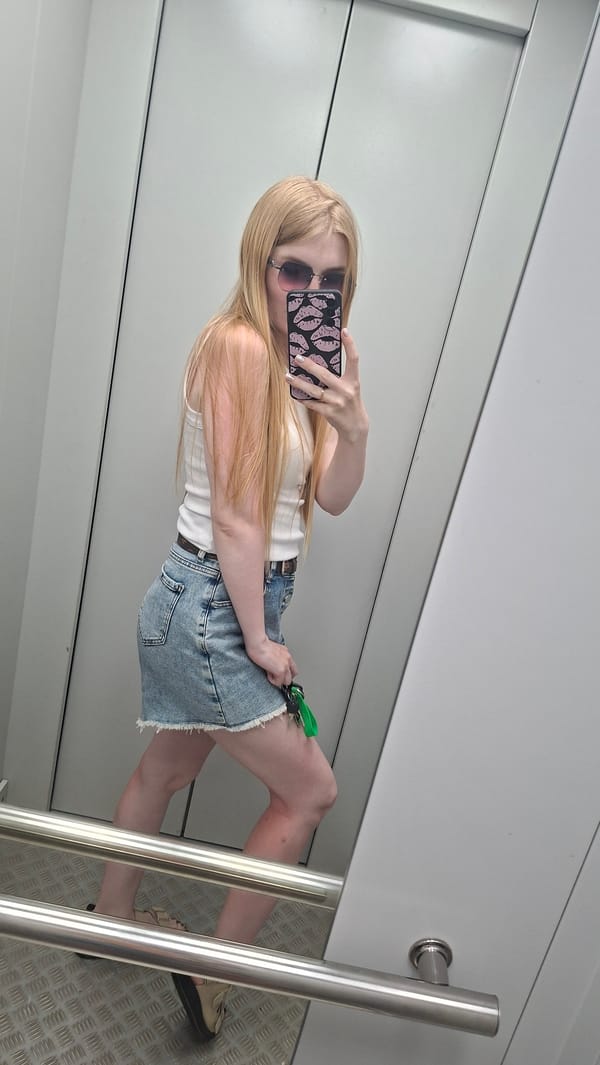 Person with smartphone spotted in elevator