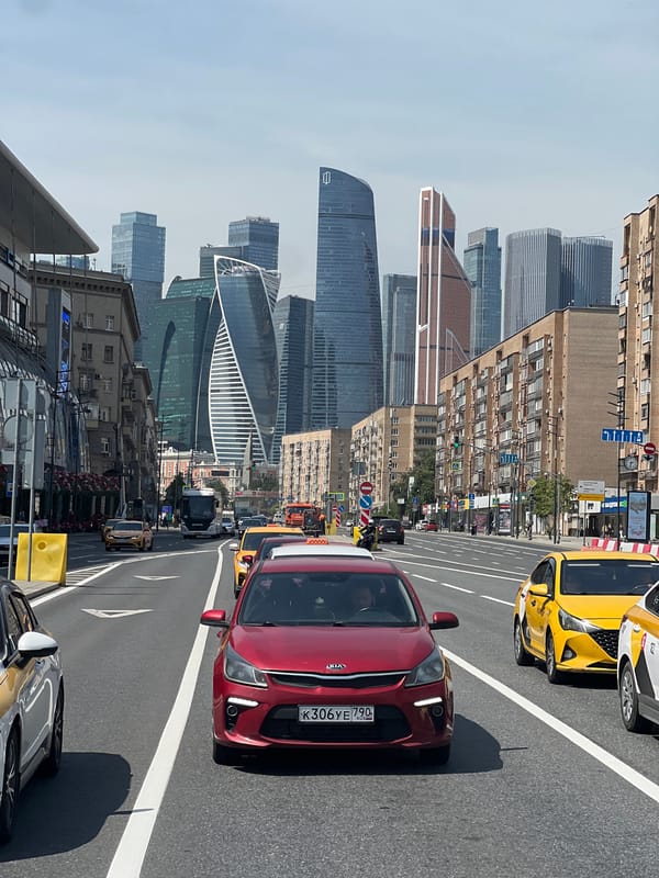 Morning street scenes documented across central Moscow districts