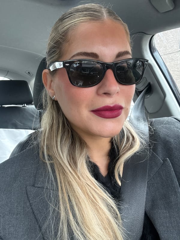 Woman photographed in car wearing sunglasses in Wattrelos