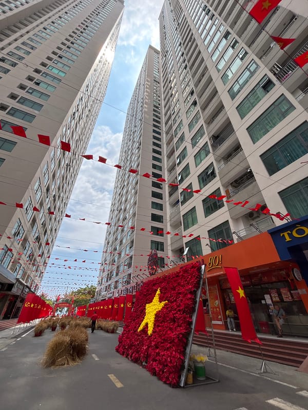Early morning scenes captured across Bắc Nha Trang streets and beach