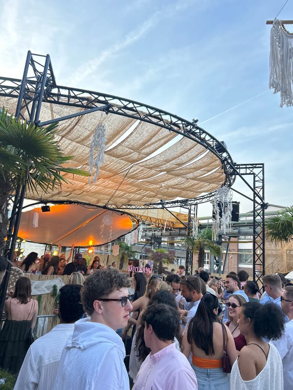 Outdoor party draws crowds to Düsseldorf venue