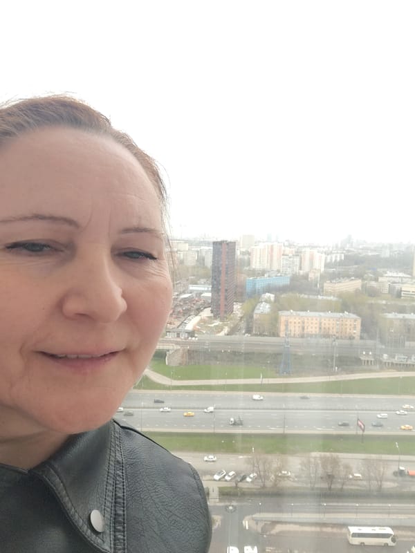 Woman documents early morning Moscow tour with selfies
