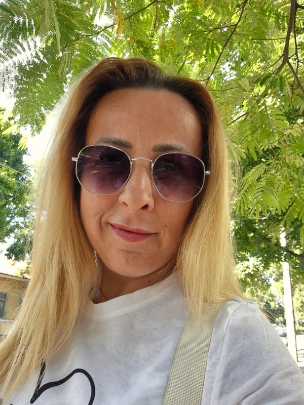 Café stop: iced coffee and selfies in a green outdoor setting