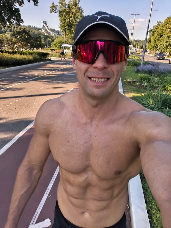 Shirtless man documents workout on Moscow path