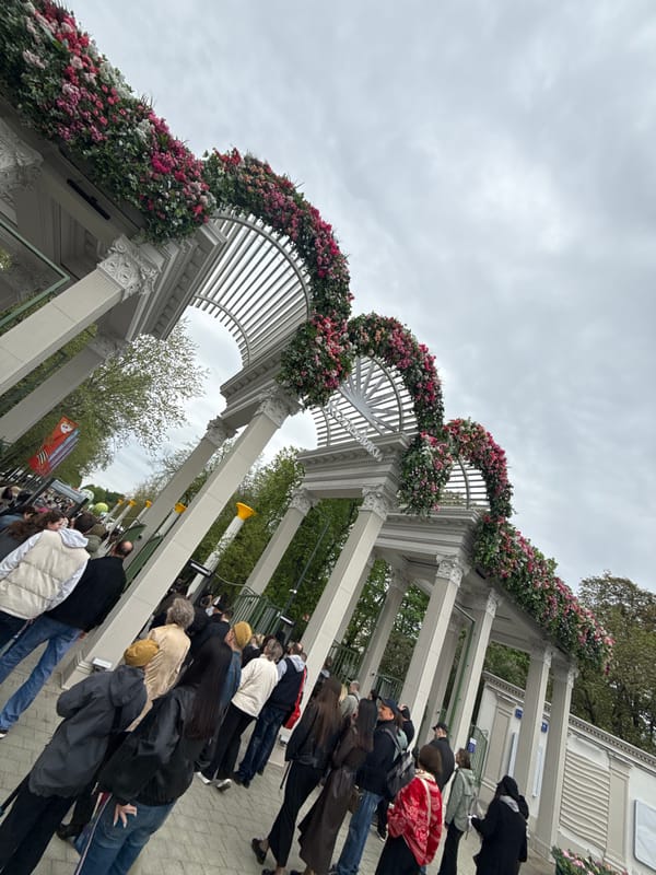 Spring afternoon brings street music, playground activity to Moscow