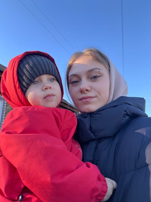 Spring morning captured in photos of families, flowers in Фоки