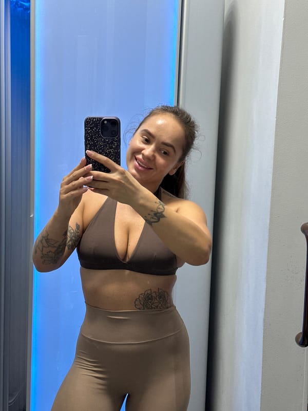 Woman documents tanning salon visit with mirror selfies
