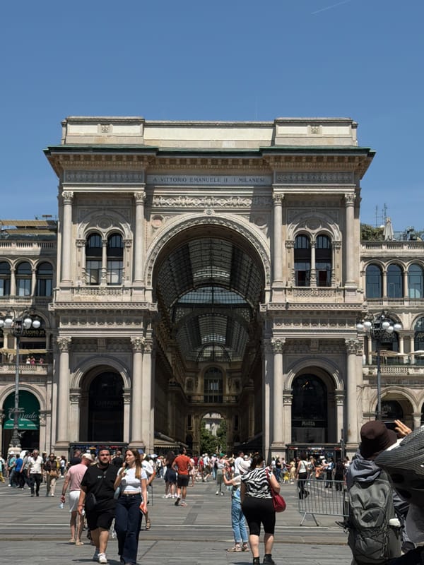 Witness captures Milan's Duomo and Galleria on busy morning