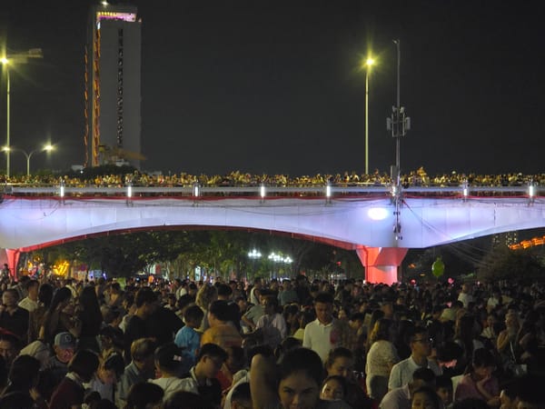 Evening crowds gather along Han River waterfront in Đà Nẵng