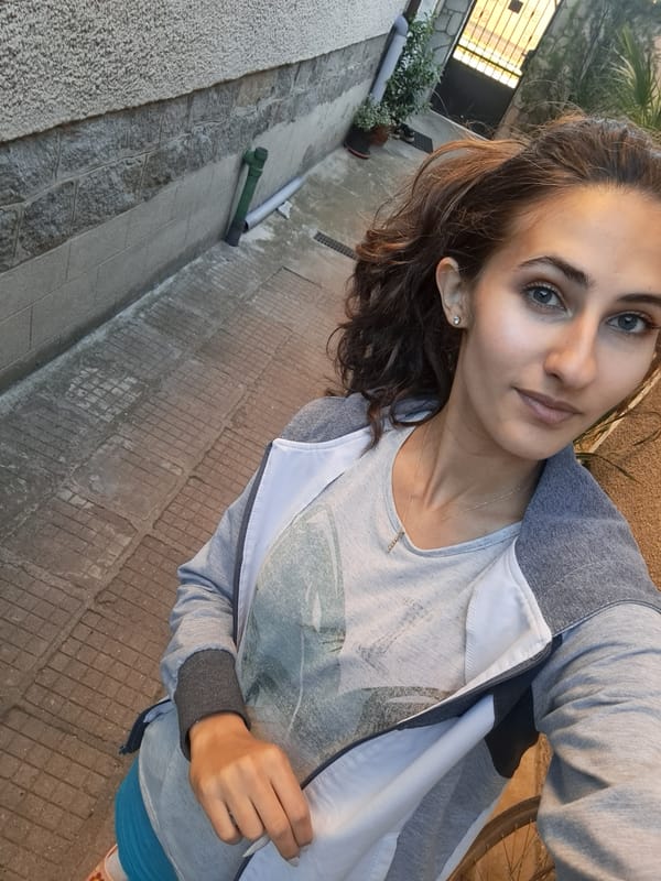 Casual afternoon hangout at a Chepintsi home with dogs and food