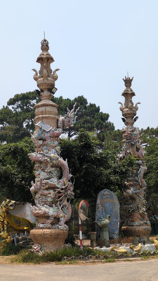 Dragon pillars and daily life documented in Lâm Sơn