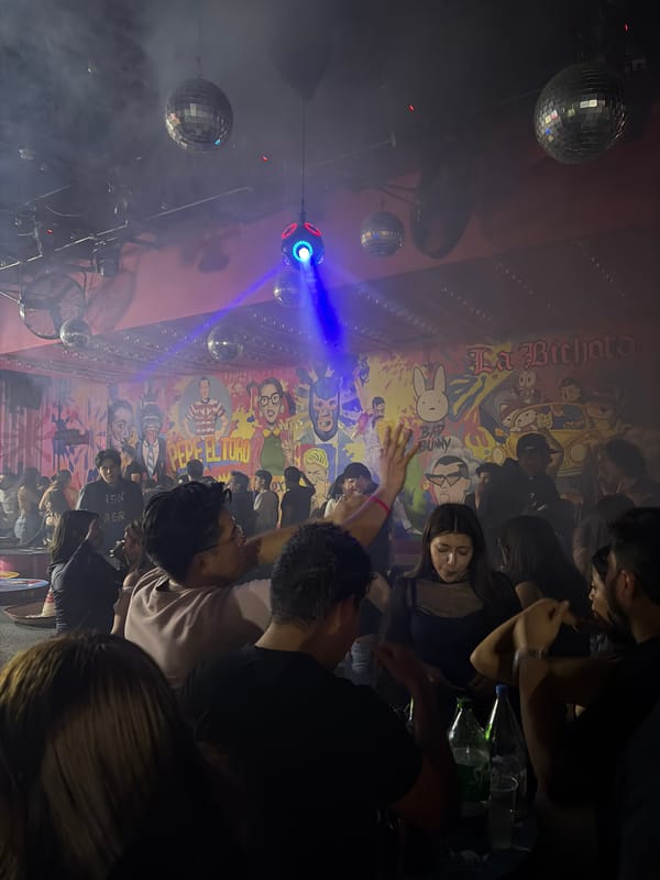 Crowded nightclub scene captured in San Andrés Cholula
