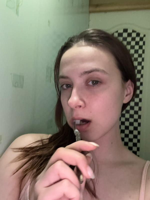 Woman brushing teeth captured by witnesses in Russia