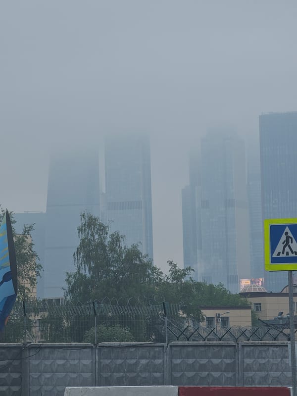 Heavy smog blankets Moscow business district, reduces visibility