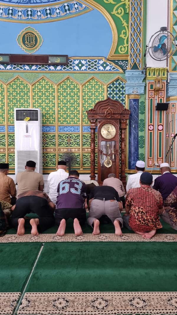 Congregation at prayer in an ornate Keudekruenggeukueh mosque