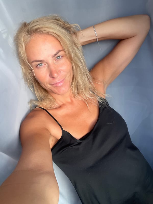 Casual bedroom photo session with mirror selfie, Baranovka