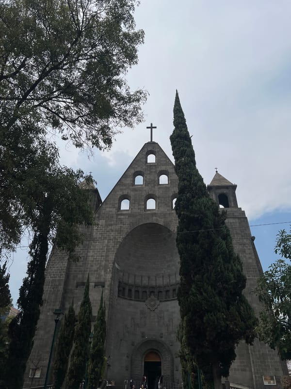 Evening stroll through Mexico City captures churches, vendors, cafés