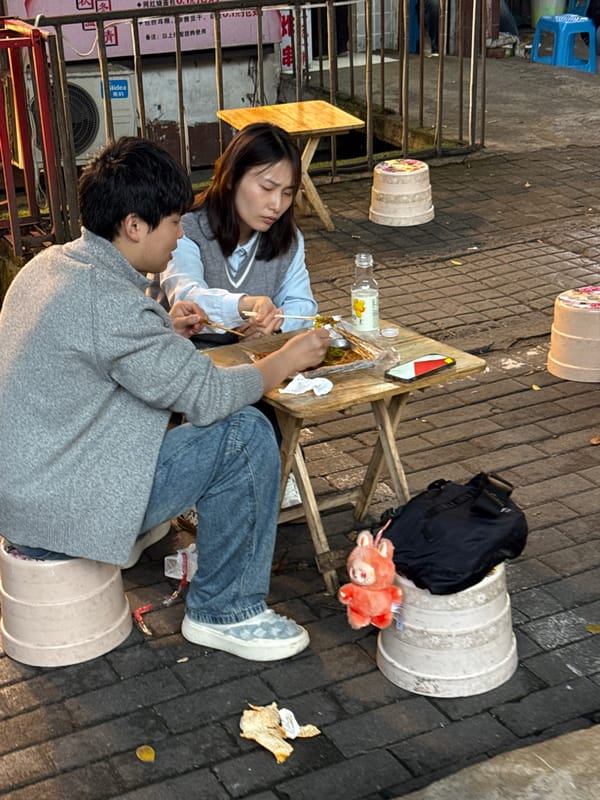 Outdoor dining scene unfolds across Yuzhong District restaurants