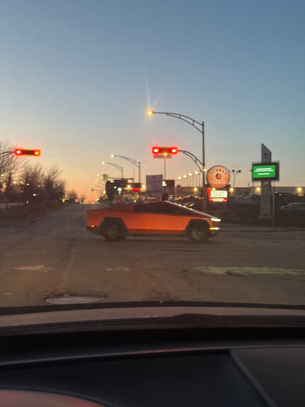 Evening traffic flows through Laval along Autoroute 440