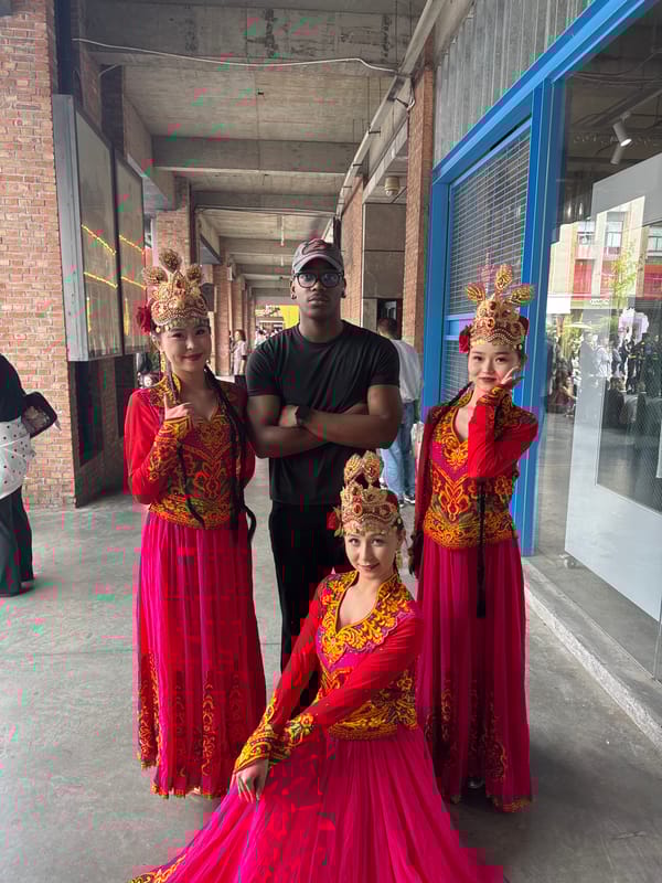 Early morning photo session documented in Chengdu's Chenghua District