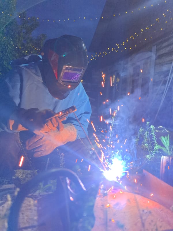 Nighttime outdoor welding work documented in Noviy, Russia