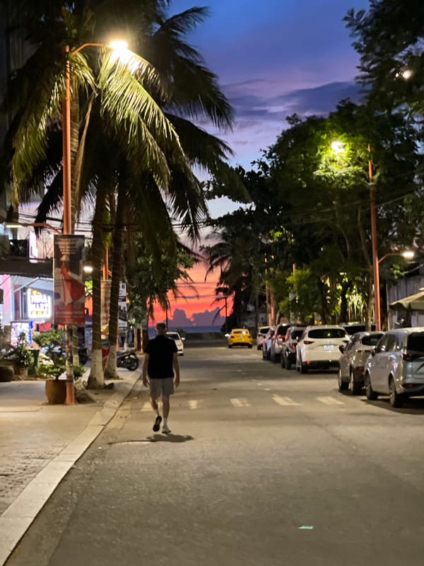 Evening stroll past arcades and neon signs in Đà Nẵng