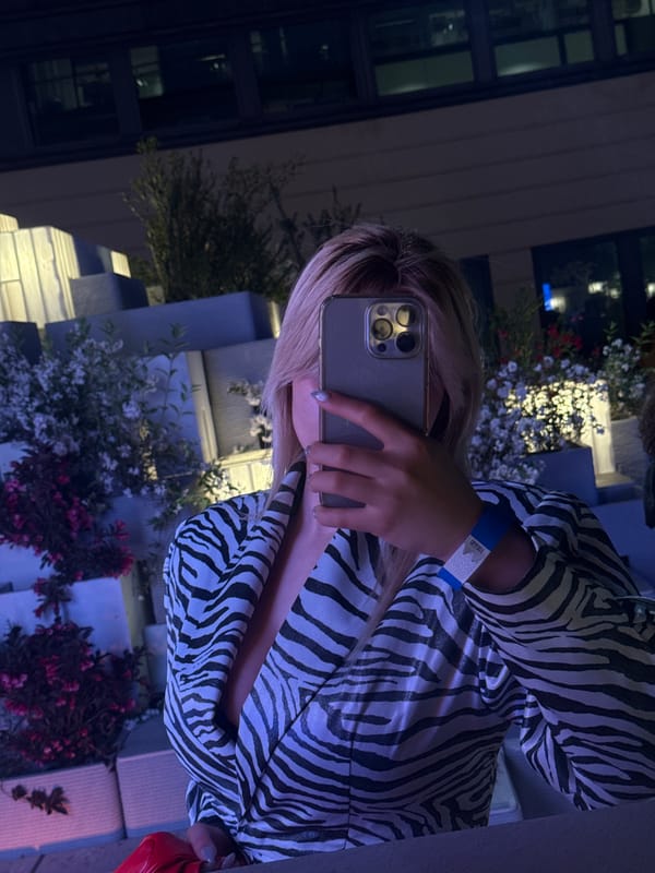 Evening photography session captures Milan's urban landscape and selfies