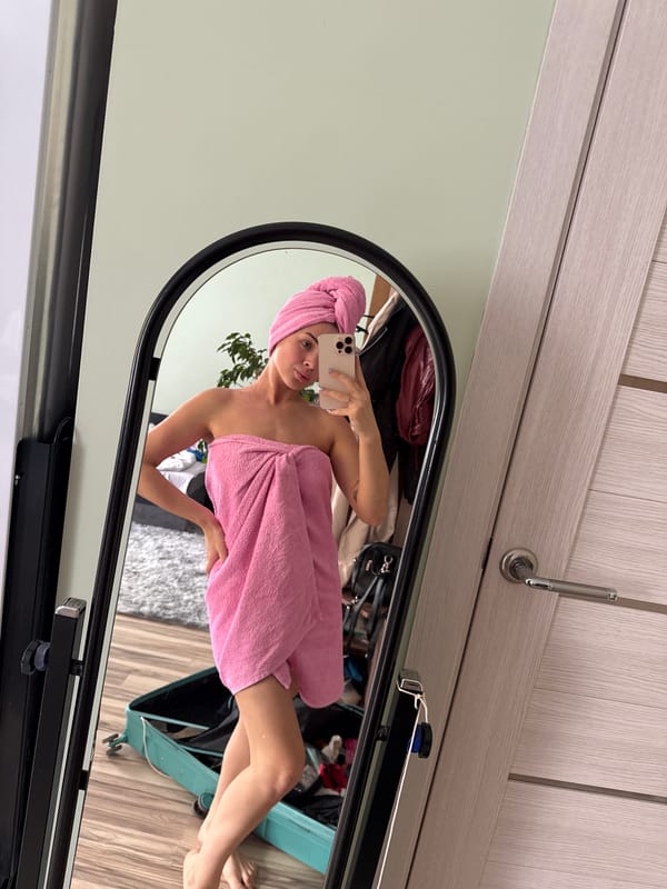 Woman documents morning routine with cat in Sarapul apartment