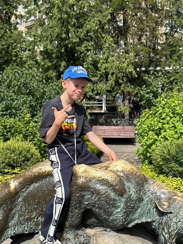 Afternoon at Moscow Zoo: flamingos and a Steller's sea eagle